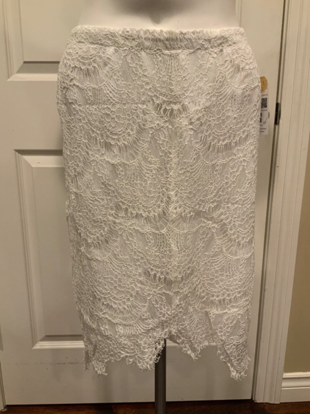 Cupcakes and Cashmere White Floral Lace High Low Pencil Skirt, Size 8 (US)